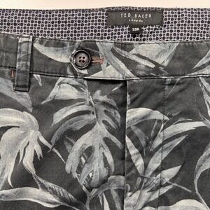 Ted Baker London Chino Shorts Men's 33R  Black Tropical Palm Leaf Floral Luxury